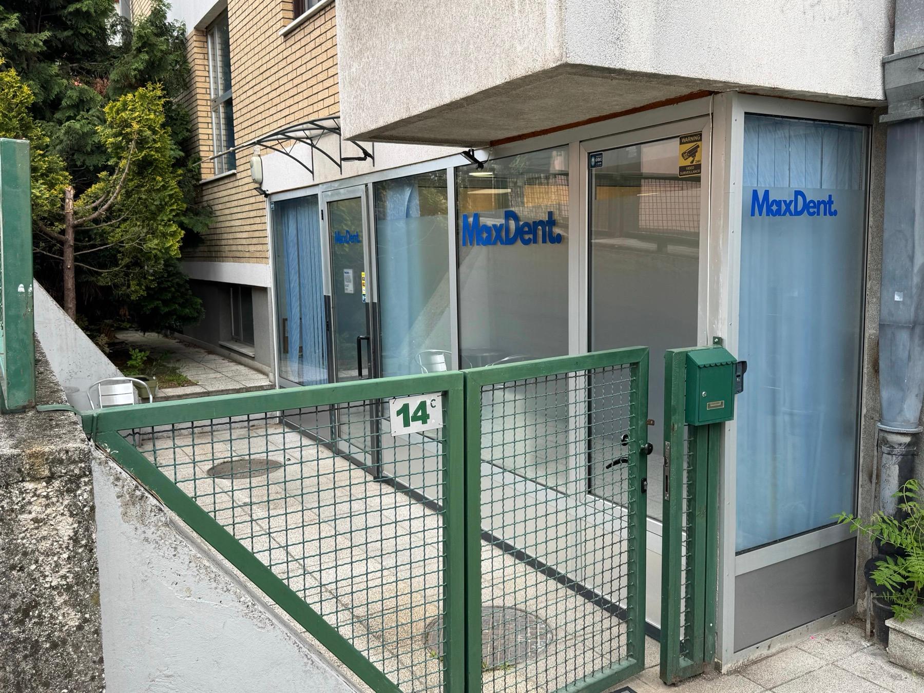 Ulaz u MaxDent ordinaciju na adresi Zaima Šarca 14c